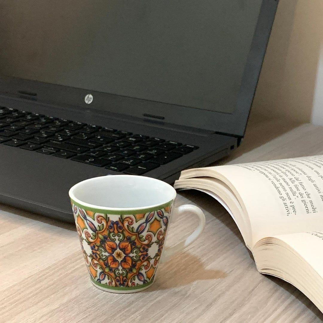 Tazza caffè con fantasia libro con tavolo