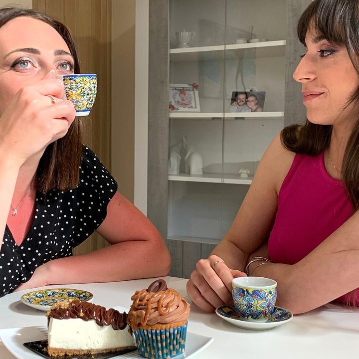 2 tazzine da caffe e due amiche che fanno colazione