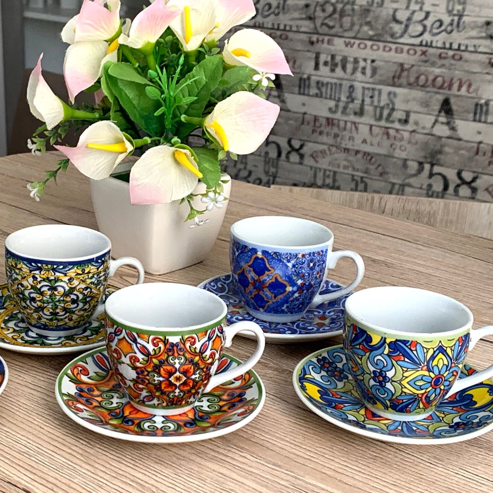 4 Tazzine Caffe Particolari sul tavolo con Piattini