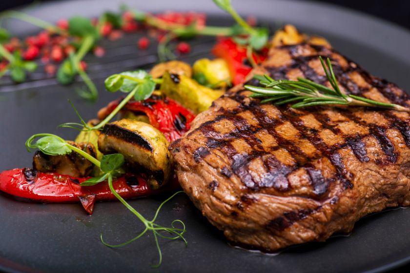 Come cucinare la carne alla perfezione: scelta dei tagli, metodi di cottura e strumenti ideali