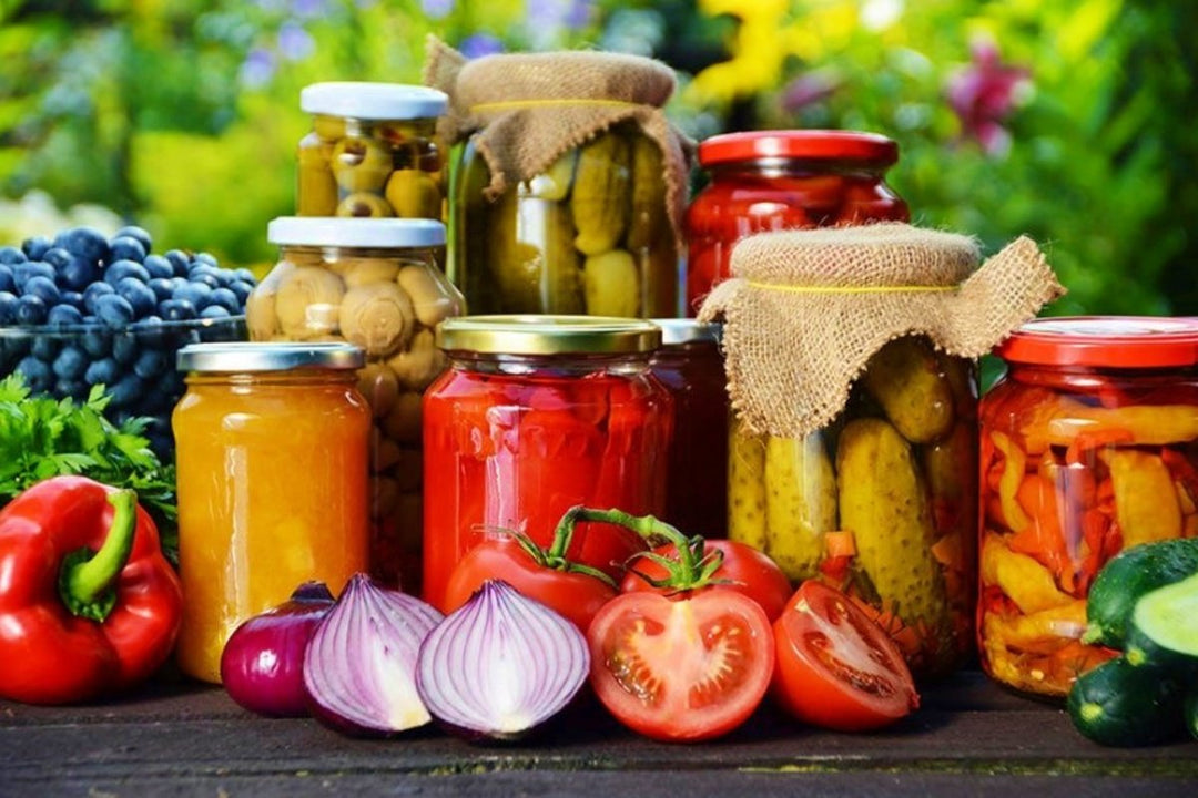conserve in vasetti di vetro con ingredienti di fianco 