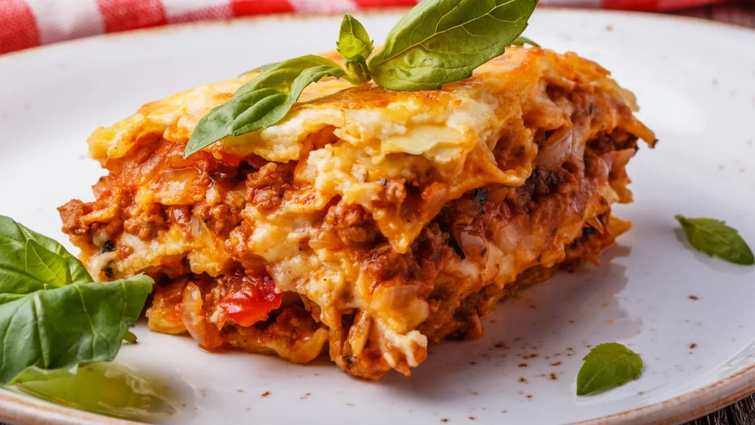 una bella preparazione di una porzione succulenta di lasagne al forno