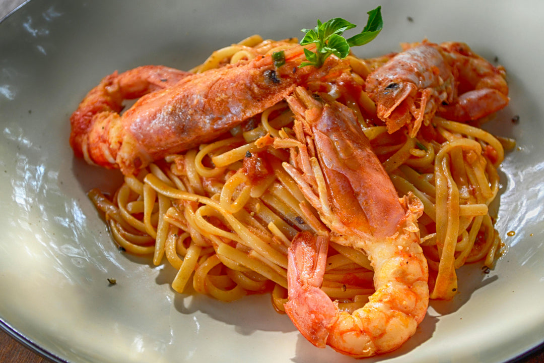 Piatto di spaghetti agli scampi ben presentato