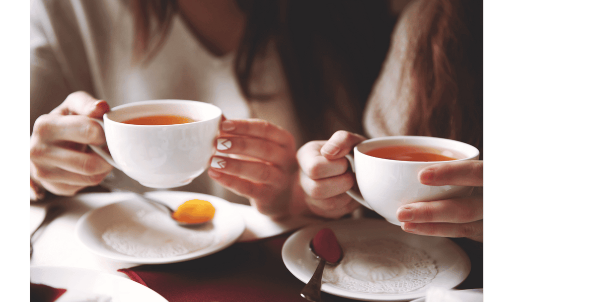 amiche che prendo il te in tazza bianca porcellana