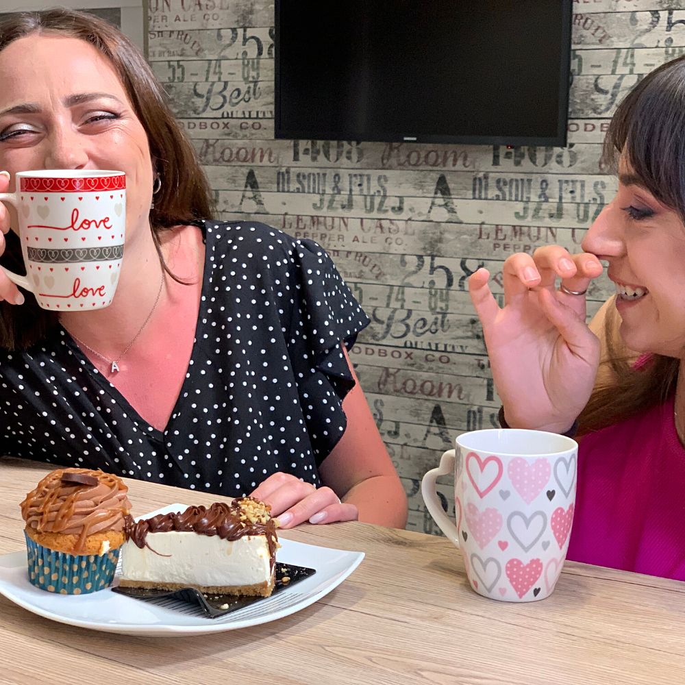 2 tazze colazione e 2 amiche che fanno colazione (33634716) (38868063)
