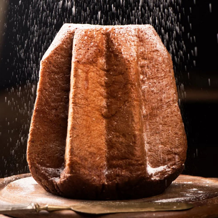 Pandoro natale classico con zucchero a velo