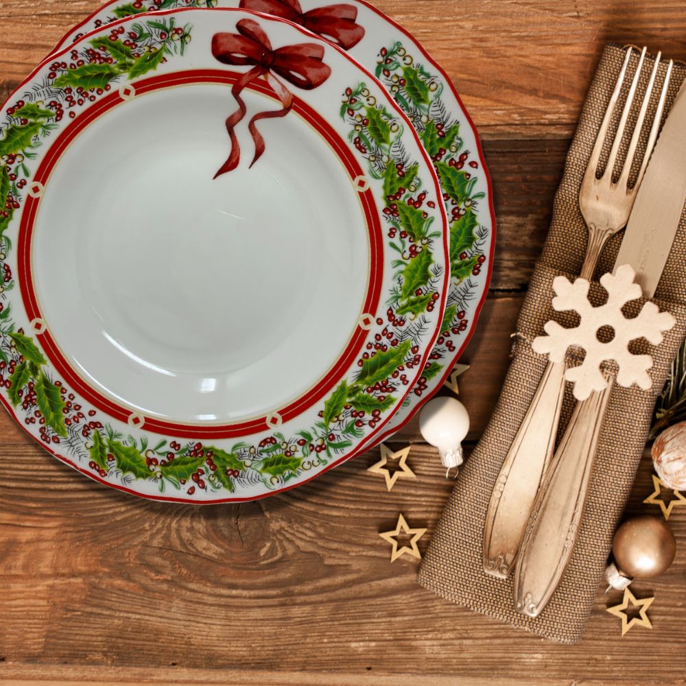 Servizio piatti natalizi 18 Pezzi, 6 fondi 6 piani 6 piccoli bianchi con fantasia natale, fiocco vischio. Tavola natalizia