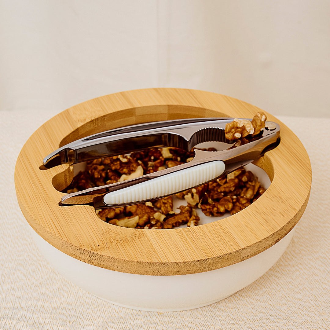 NAMAI - Set di Porta Noci e Schiaccianoci per Noci, 19,5 CM Diametro x 7 CM Altezza, Eleganza Moderna, Porcellana, Adatti In Lavastoviglie, Schiaccia Noci, Idea Regalo (Ciotola + Schiaccianoci)