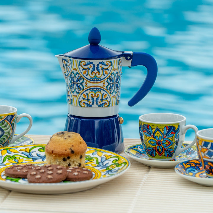 Caffettiera blu tazzine e colazione