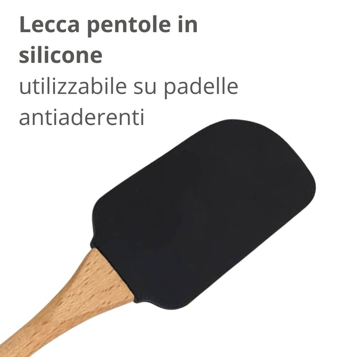 Lecca pentole nero utilizzabile su padelle antiaderenti, con impugnatura in silicone antiscivolo e con foro per appendere.