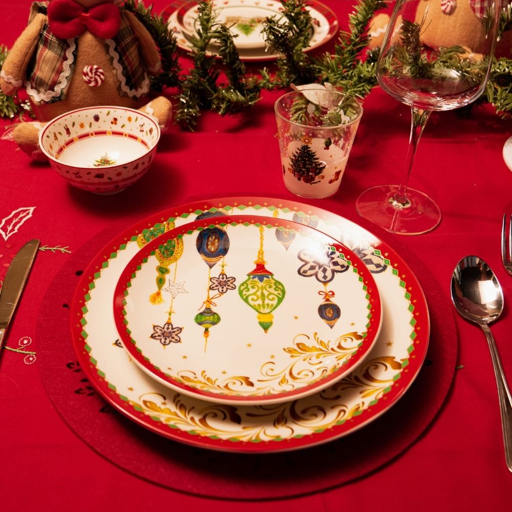 2 piatti decorati natalizi palle natale sottopiatto rosso tavola apparecchiata