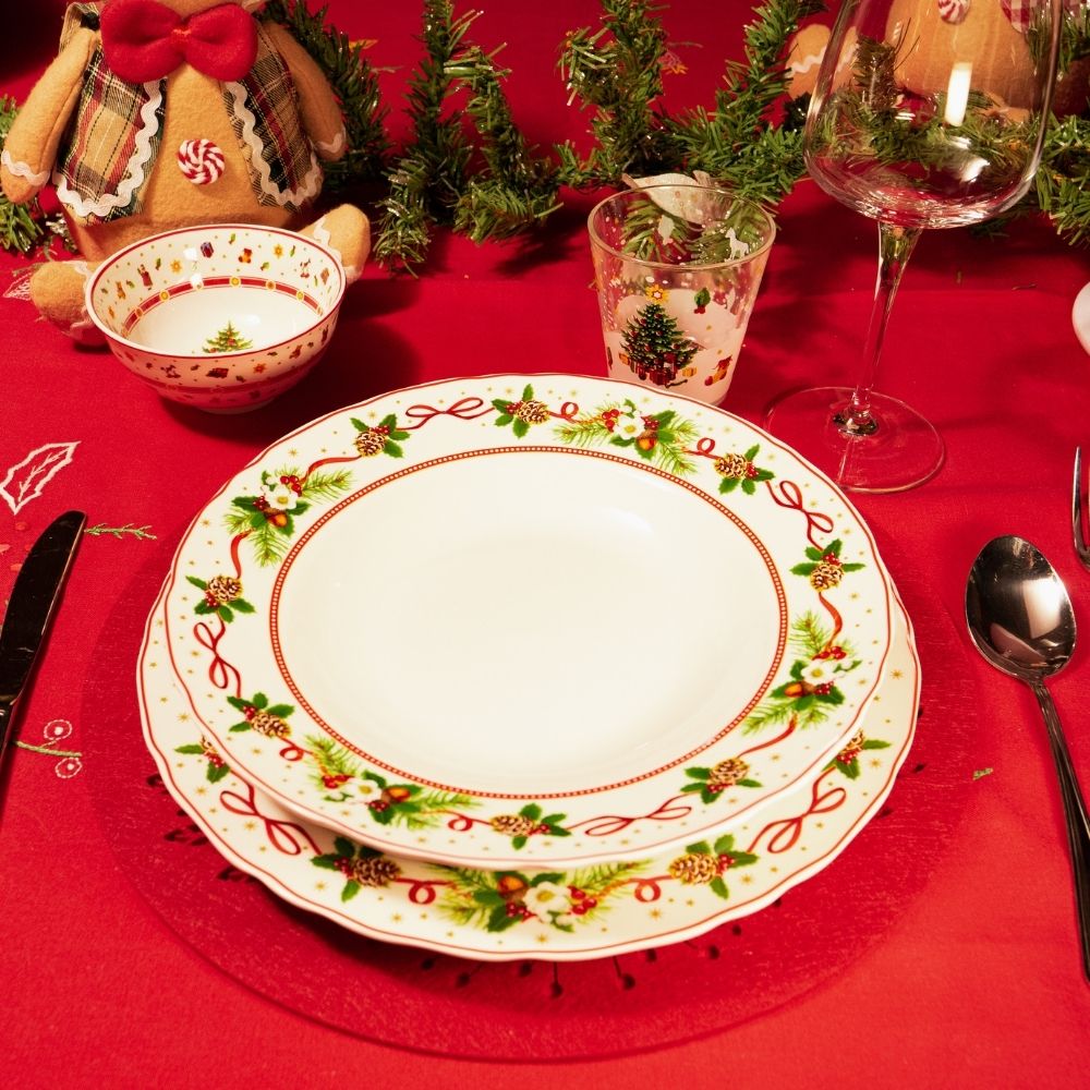 2 piatti decorati natale con sottopiatto rosso e tavola decorata
