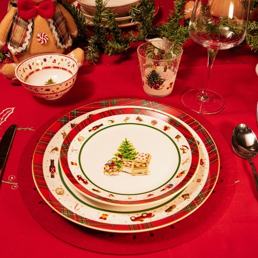 2 piatti decorati natalizi albero e sedie e sottopiatto rosso