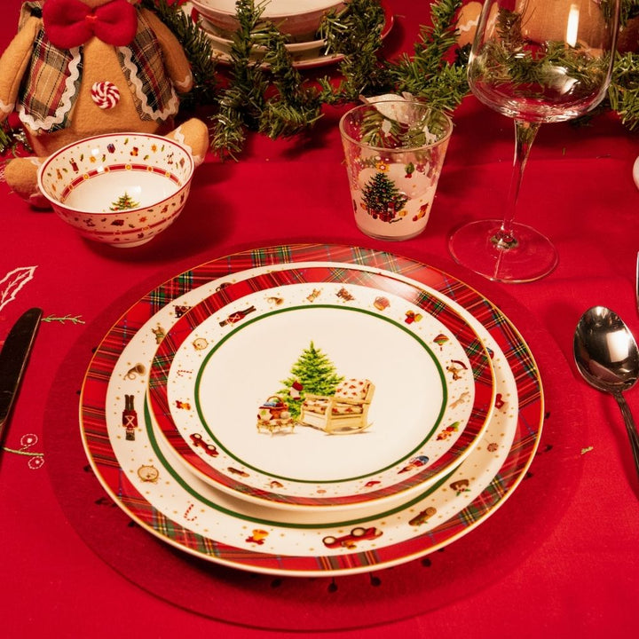 2 piatti decorati natalizi albero e sedie e sottopiatto rosso