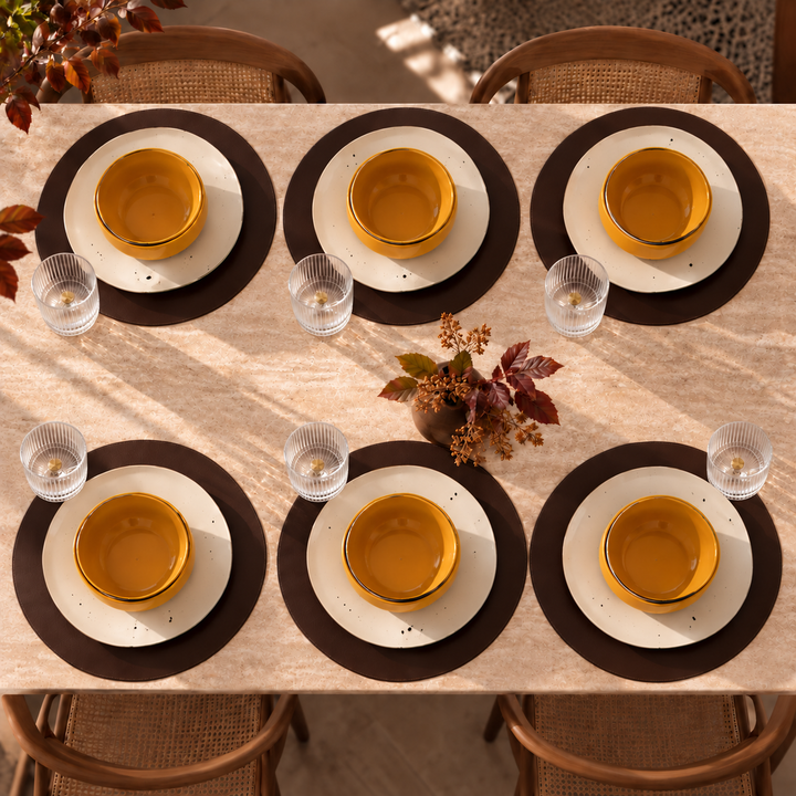 Terra d’Autunno — Tavola per 6 con piatti, coppe, bicchieri e sottopiatti