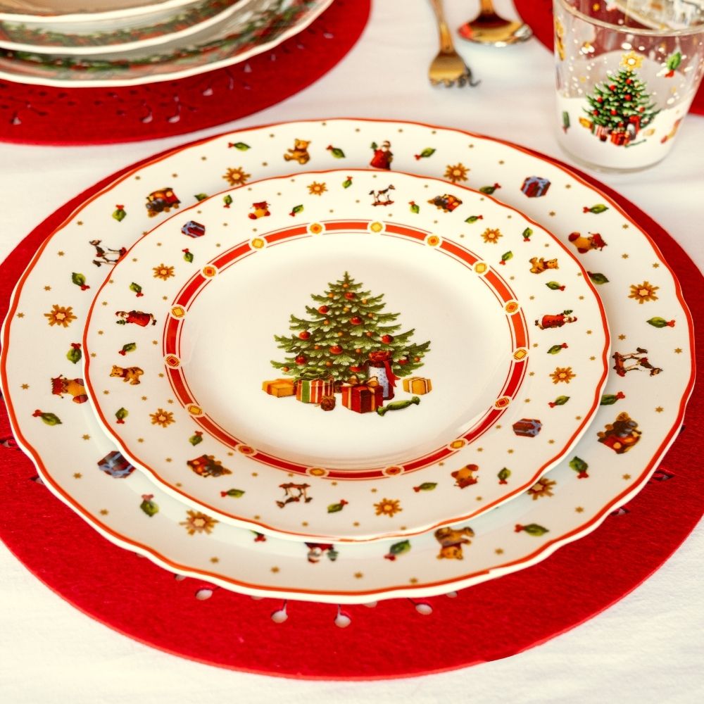 2 piatti decorati natalizi albero con regali decorazione rossa tavola apparecchiata